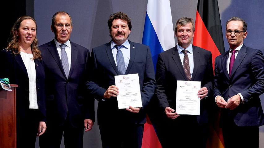 Award ceremony at the Federal Foreign Office in Berlin (Photo: from left to right Olga Ohly, Sergey Lavrov, Anton Hübl, Evgenii Iurchenko, Heiko Maas)