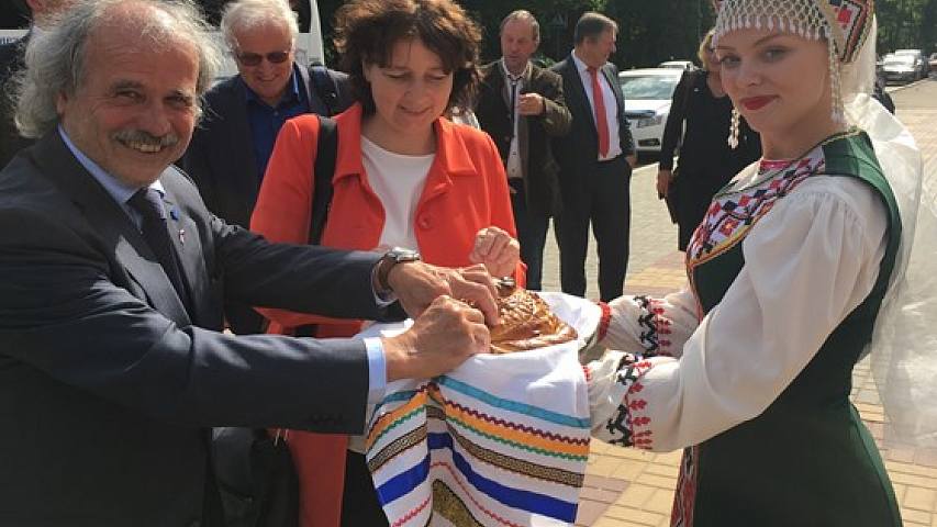 Traditioneller Empfang des Agrarausschusses des bayerischen Landtages mit Brot und Salz im Gebiet Woronesch (Mai 2017)